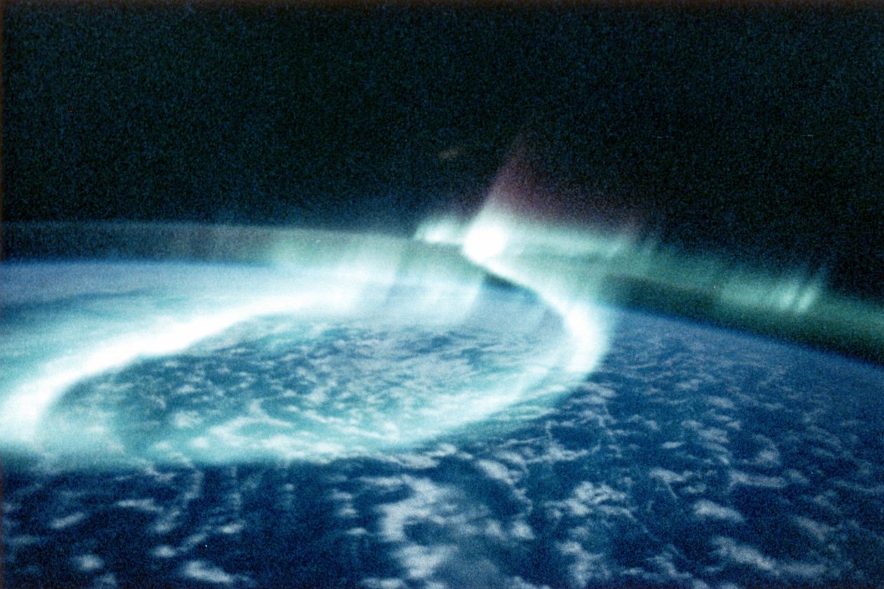 Aurora Borealis (Zorza Polarna) widziana z kosmosu. Zdjęcie NASA. autorstwa National Aeronautics and Space Administration National Aeronautics and Space Administration