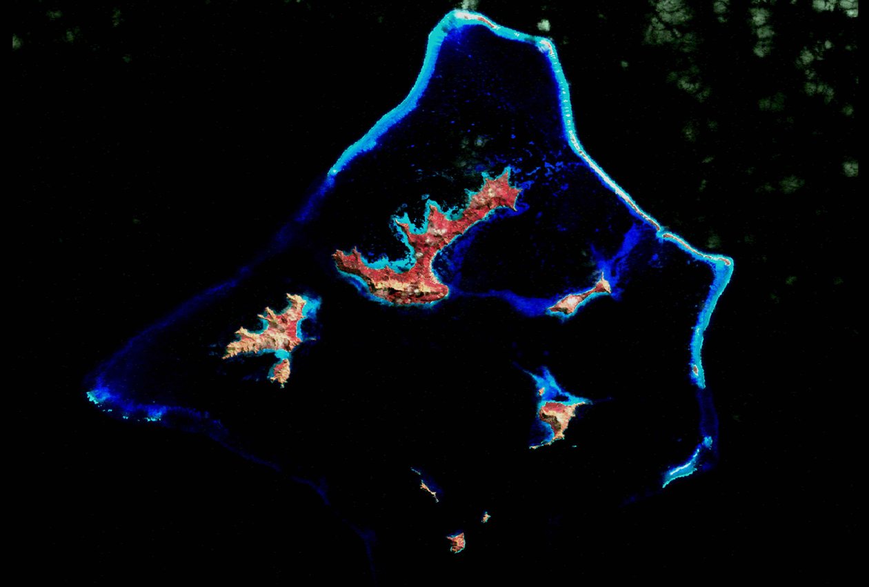 Rafa koralowa sfotografowana przez satelitę NASAs Landsat 7. Kredyt NASA. Nauka Geologia Oceanografia autorstwa National Aeronautics and Space Administration National Aeronautics and Space Administration