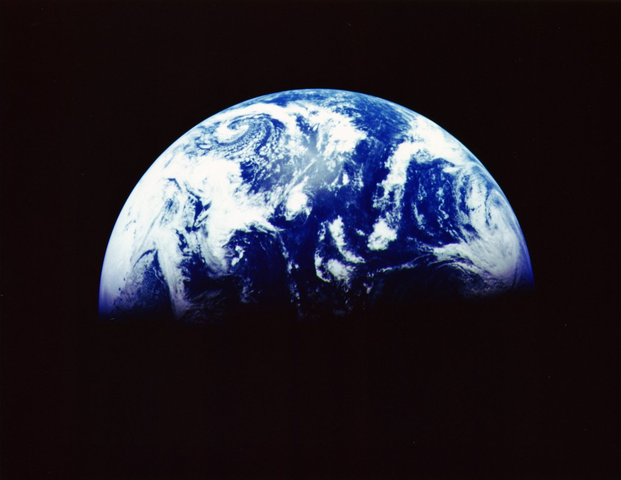 Ziemia z kosmosu sfotografowana przez sondę Galileo 11, grudzień 1992 z odległości 1,9 miliona km (1,2 miliona mil) Antarktydy, dna i świtu wschodzącego nad Oceanem Spokojnym. Zdjęcie NASA. autorstwa National Aeronautics and Space Administration National Aeronautics and Space Administration