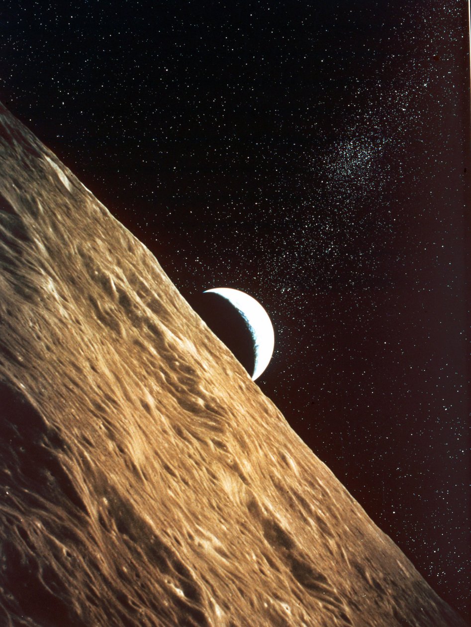 Wschód Ziemi widziany z powierzchni Księżyca: misja Apollo 1969. Zdjęcie NASA autorstwa National Aeronautics and Space Administration National Aeronautics and Space Administration