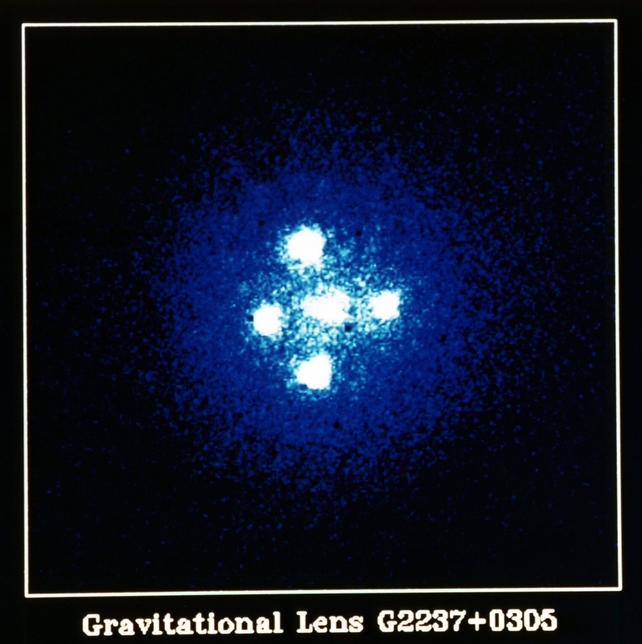 Einstein Cross Quasar: soczewka grawitacyjna G2237 plus 0305. Zdjęcie NASA. autorstwa National Aeronautics and Space Administration National Aeronautics and Space Administration