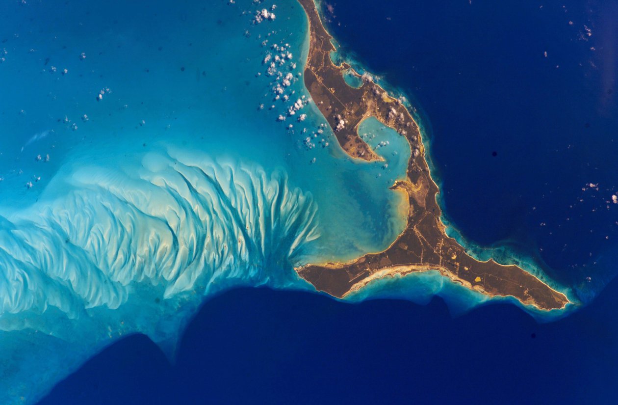 Eleuthera Island, Bahamy, 2002. Podwodne formacje na zachód od wyspy zbudowane są z piasku z węglanu wapnia, który erodował z raf koralowych i osadzał się na wydmach przez prądy oceaniczne. Kredyt NASA. Nauka autorstwa National Aeronautics and Space Administration National Aeronautics and Space Administration