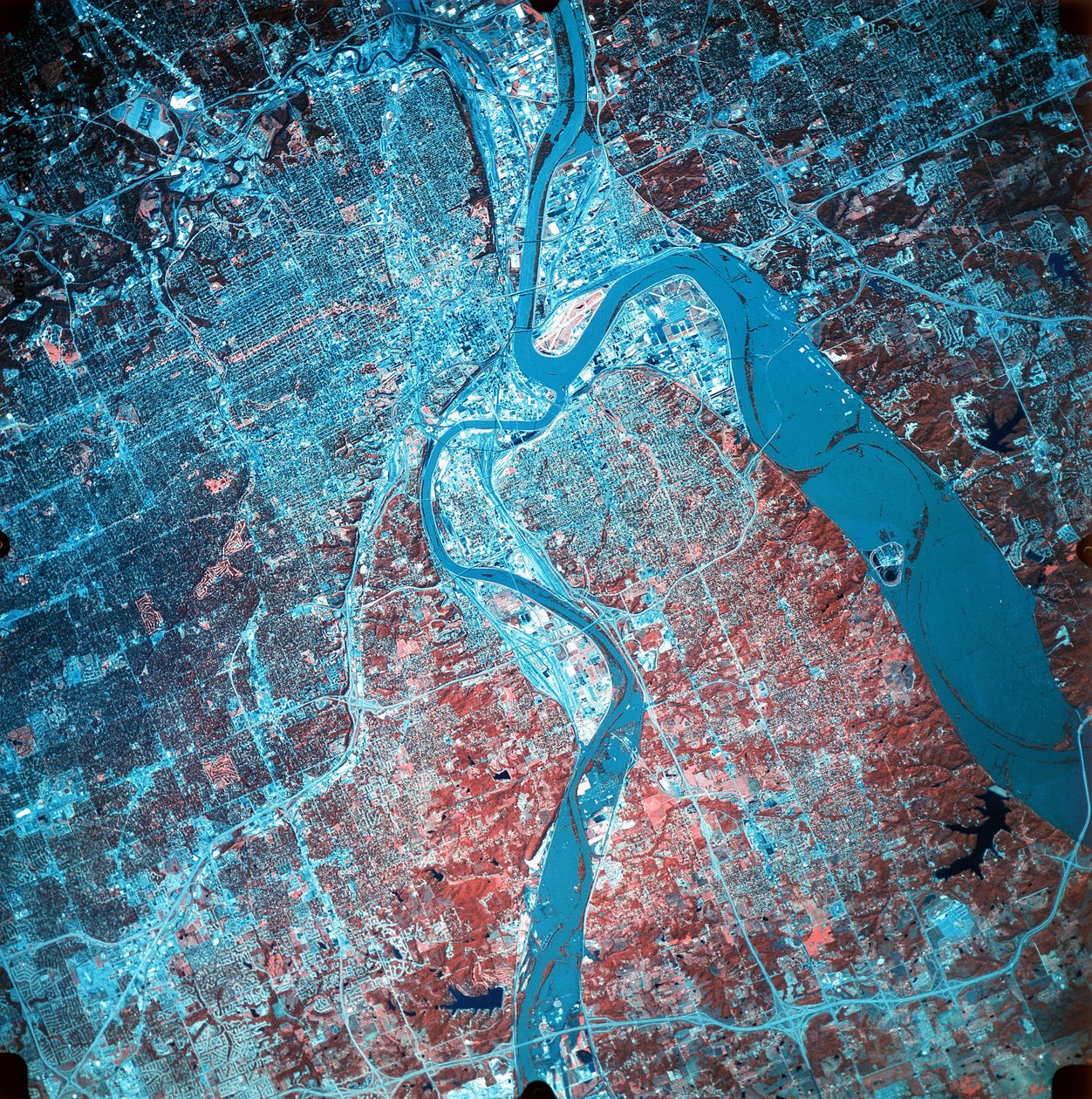 Zdjęcie w podczerwieni zbiegu rzek Missouri i Kansas, 19 lipca 1993 r. podczas ulewnych powodzi (północ, prawy górny róg). Zaczerpnięty z samolotów NASA ER-2. Zdjęcie NASA. autorstwa National Aeronautics and Space Administration National Aeronautics and Space Administration