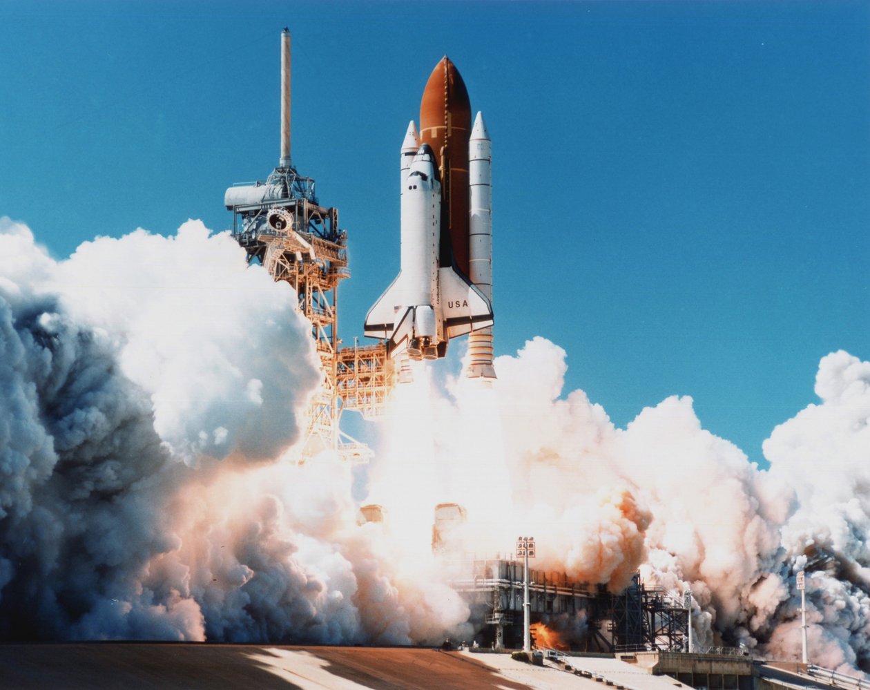 Start promu kosmicznego Columbia z Kennedy Space Center na Florydzie, 4 kwietnia 1997 r. Zdjęcie NASA. autorstwa National Aeronautics and Space Administration National Aeronautics and Space Administration
