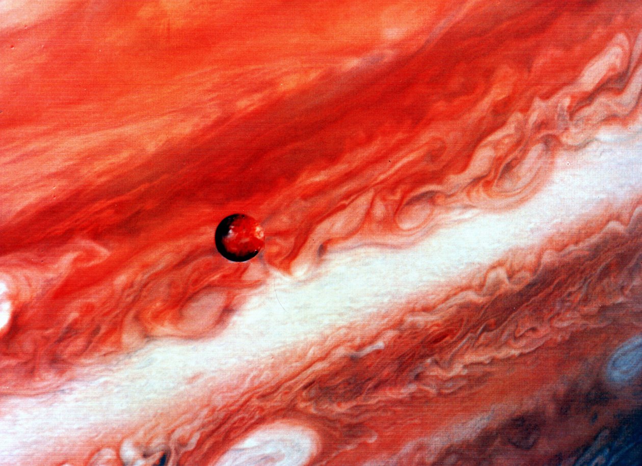 Mozaika Jowisza i jego wewnętrzna satelita lo. Zdjęcie NASA. autorstwa National Aeronautics and Space Administration National Aeronautics and Space Administration