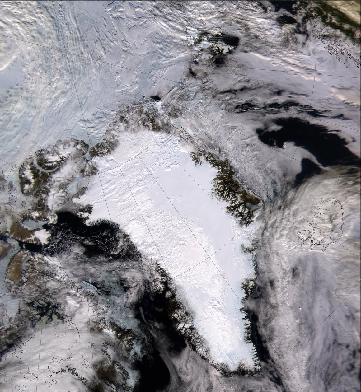 Zdjęcie satelitarne pokrytej śniegiem i lodem Grenlandii w 2000 r. Źródło: NASA. autorstwa National Aeronautics and Space Administration National Aeronautics and Space Administration