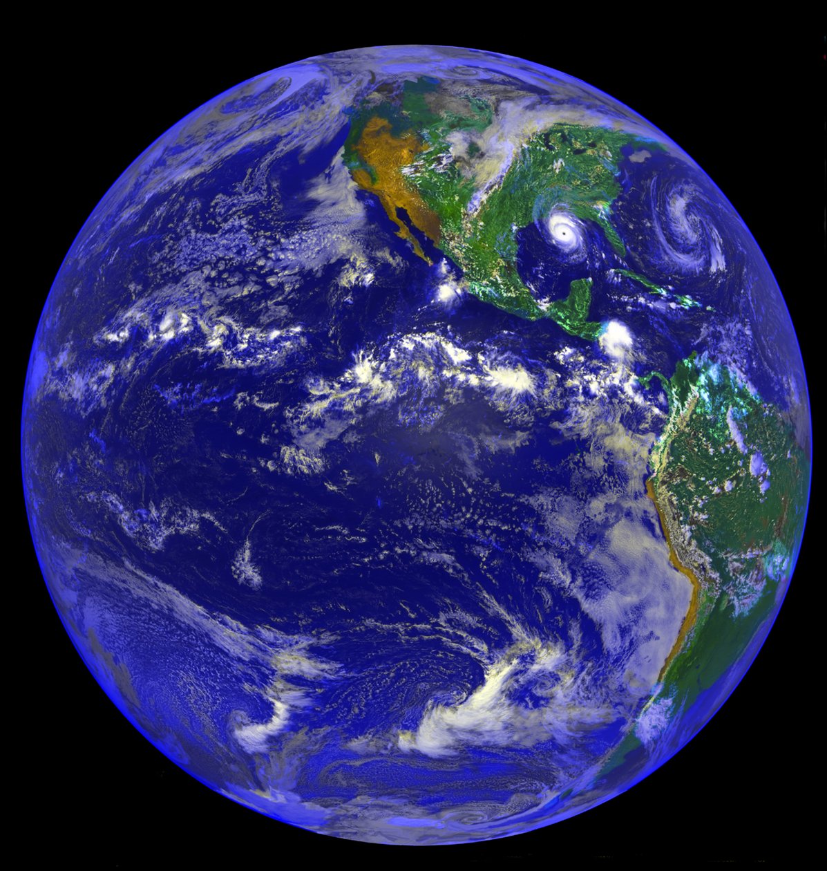 Zdjęcie satelitarne Oceanu Spokojnego, Ameryki Północnej i Południowej oraz huraganu Andrew, 25 sierpnia 1992 r. Źródło: NASA. autorstwa National Aeronautics and Space Administration National Aeronautics and Space Administration