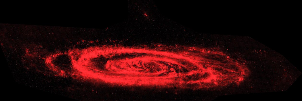Spitzer Space Telescope kompozytowy obraz w podczerwieni, jak galaktyka Andromedy. Zdjęcie główne uwydatnia kontrast między wzburzonymi falami pyłu (czerwone) galaktyk a gładkim morzem starszych gwiazd. Kredyt NASA autorstwa National Aeronautics and Space Administration National Aeronautics and Space Administration