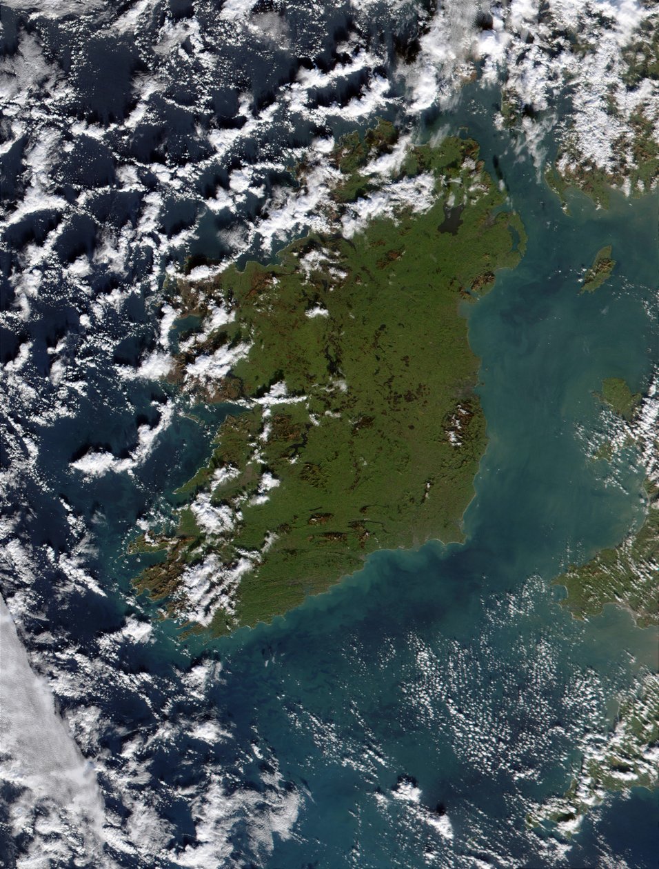 Morze Irlandzkie (po prawej) pełne fitoplanktonu na tym realistycznym zdjęciu ze stycznia 2002 roku. Morze Irlandzkie oddziela Irlandię (w środku) od Wielkiej Brytanii (po prawej). Ten mleczny wygląd jest prawdopodobnie spowodowany t autorstwa National Aeronautics and Space Administration National Aeronautics and Space Administration