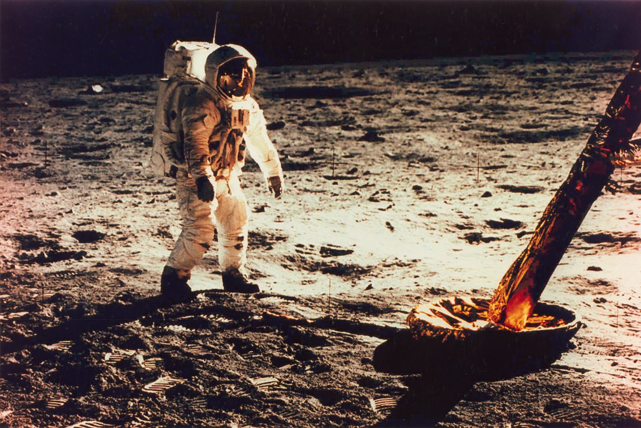 Buzz Aldrin spacerujący po powierzchni Księżyca w pobliżu nogi modułu księżycowego, 1969. autorstwa Neil Armstrong