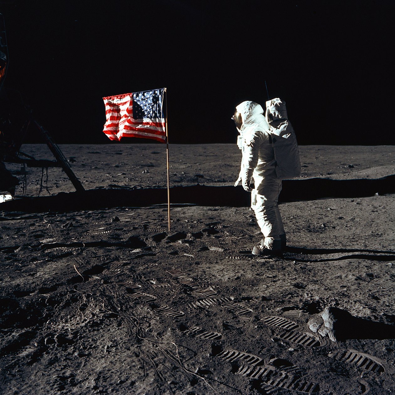 Buzz Aldrin i flaga USA na Księżycu, 1969. autorstwa Neil Armstrong