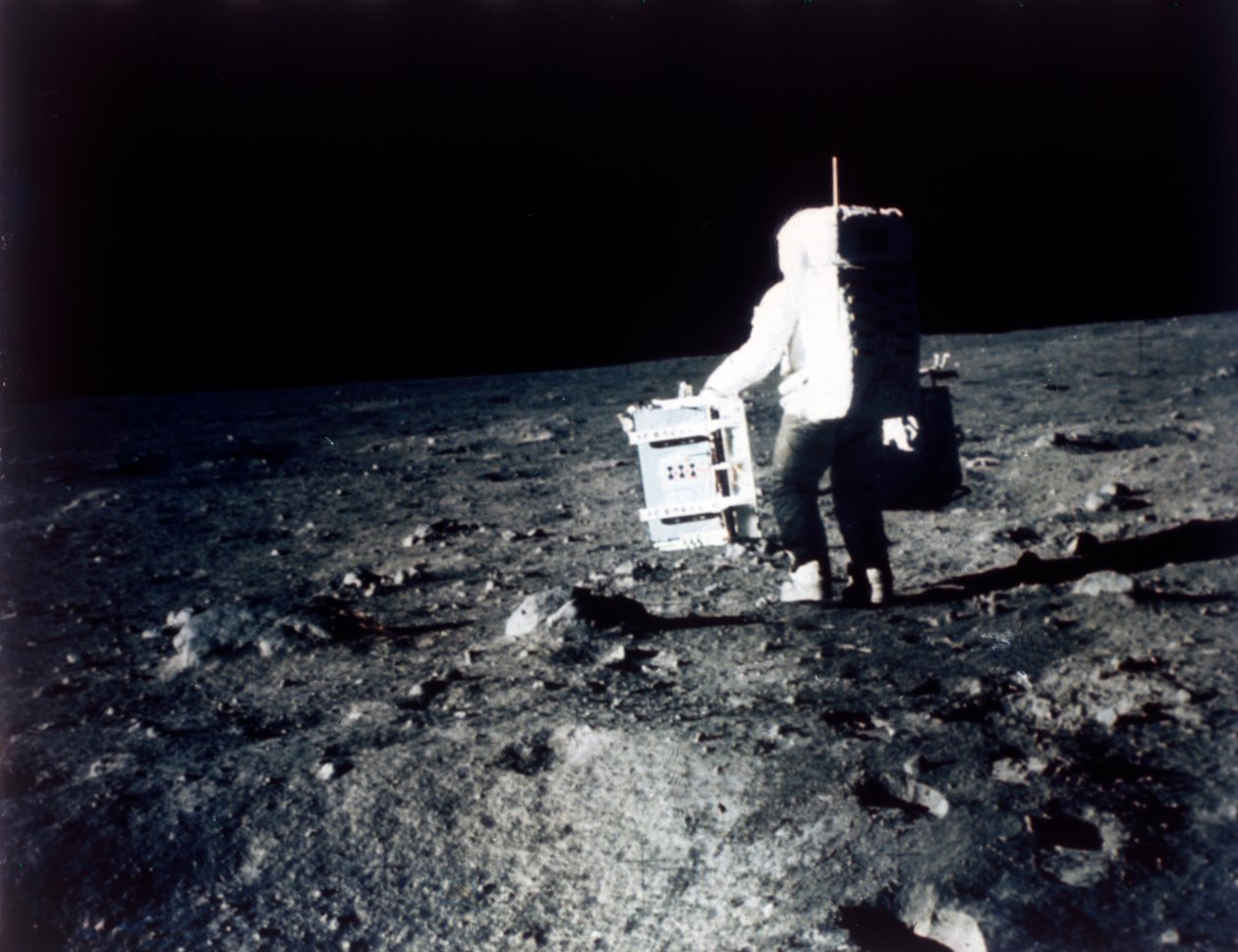 Buzz Aldrin przeprowadza eksperyment na powierzchni Księżyca, misja Apollo II, lipiec 1969. autorstwa Neil Armstrong