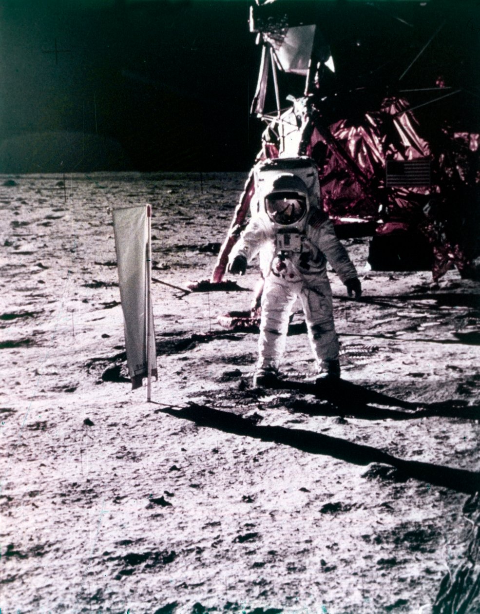 Buzz Aldrin umieszcza kolektor wiatru słonecznego na powierzchni Księżyca, misja Apollo 11, lipiec 1969. autorstwa Neil Armstrong