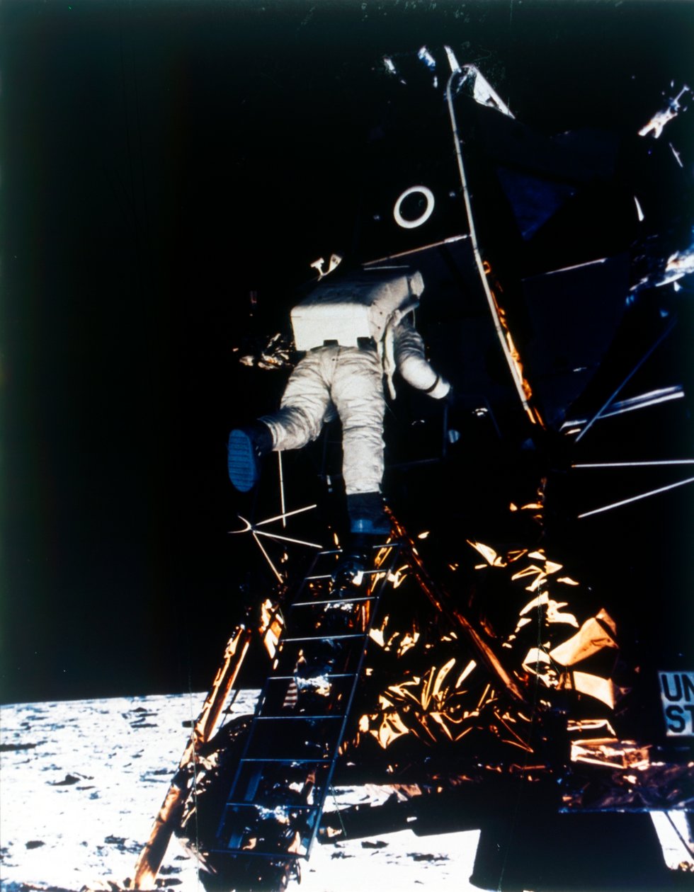 Buzz Aldrin schodzi z modułu księżycowego, misja Apollo II, lipiec 1969. autorstwa Neil Armstrong