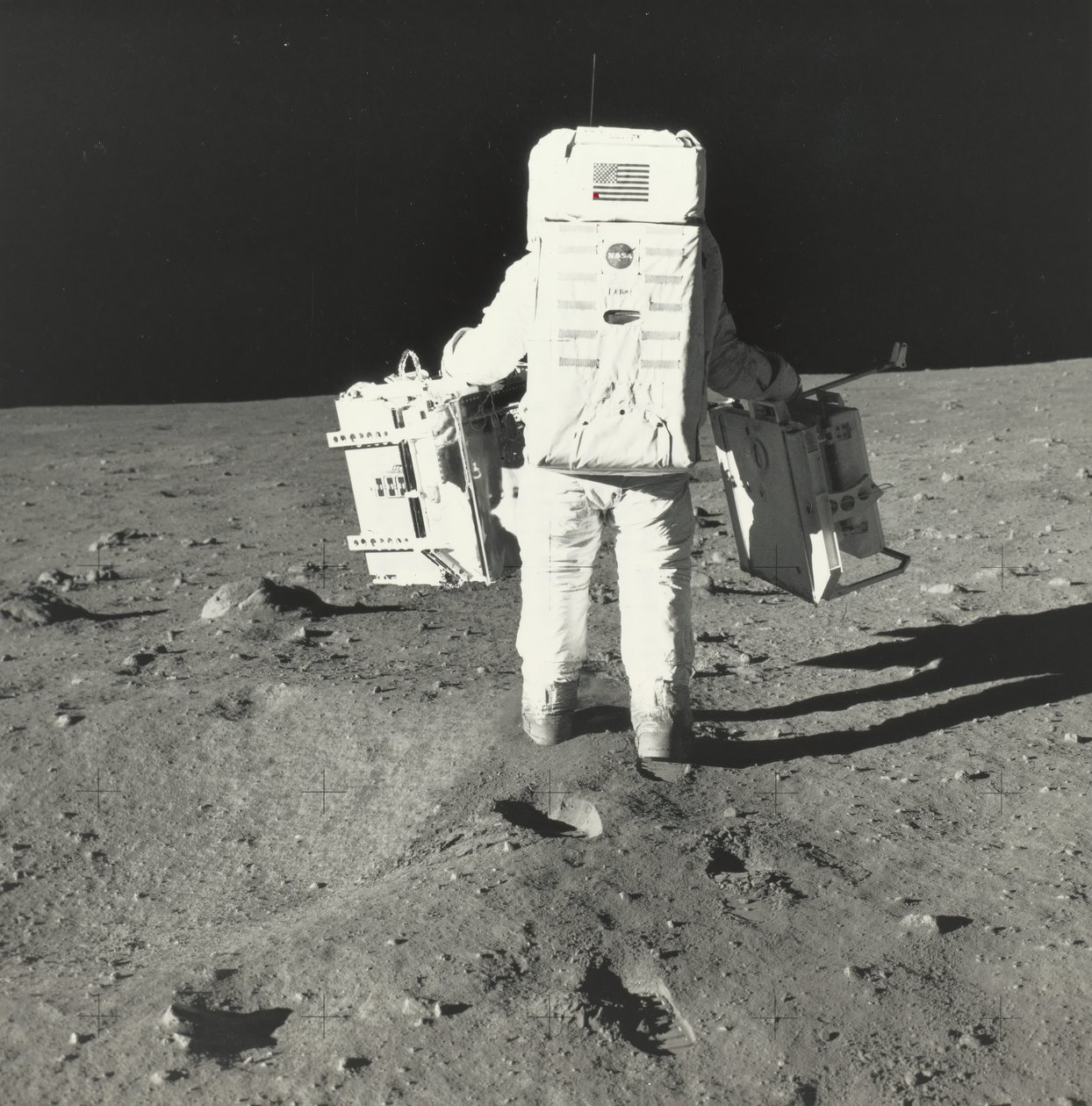 Buzz Aldrin na Księżycu z komponentami pakietu wczesnych eksperymentów naukowych Apollo, 1969. autorstwa Neil Armstrong