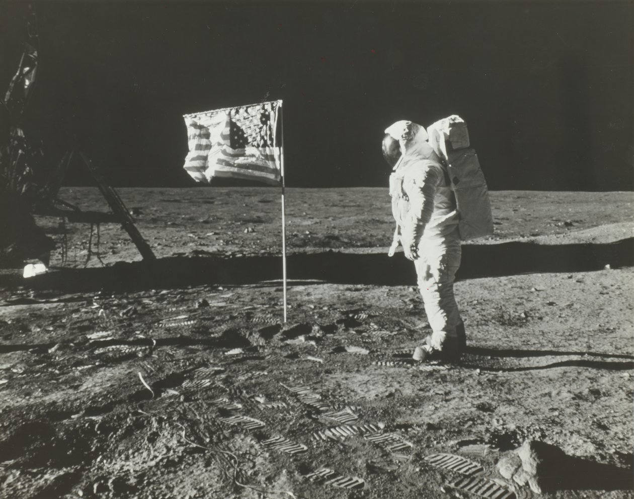 Buzz Aldrin na Księżycu z amerykańską flagą, 1969. autorstwa Neil Armstrong