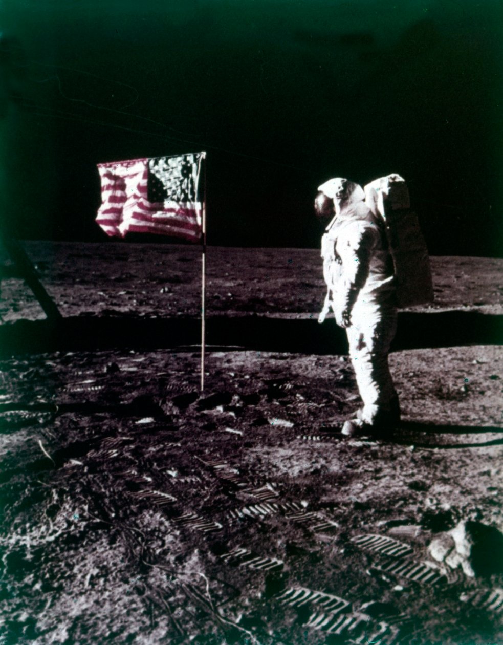 Buzz Aldrin stoi obok amerykańskiej flagi na powierzchni Księżyca, lipiec 1969. autorstwa Neil Armstrong