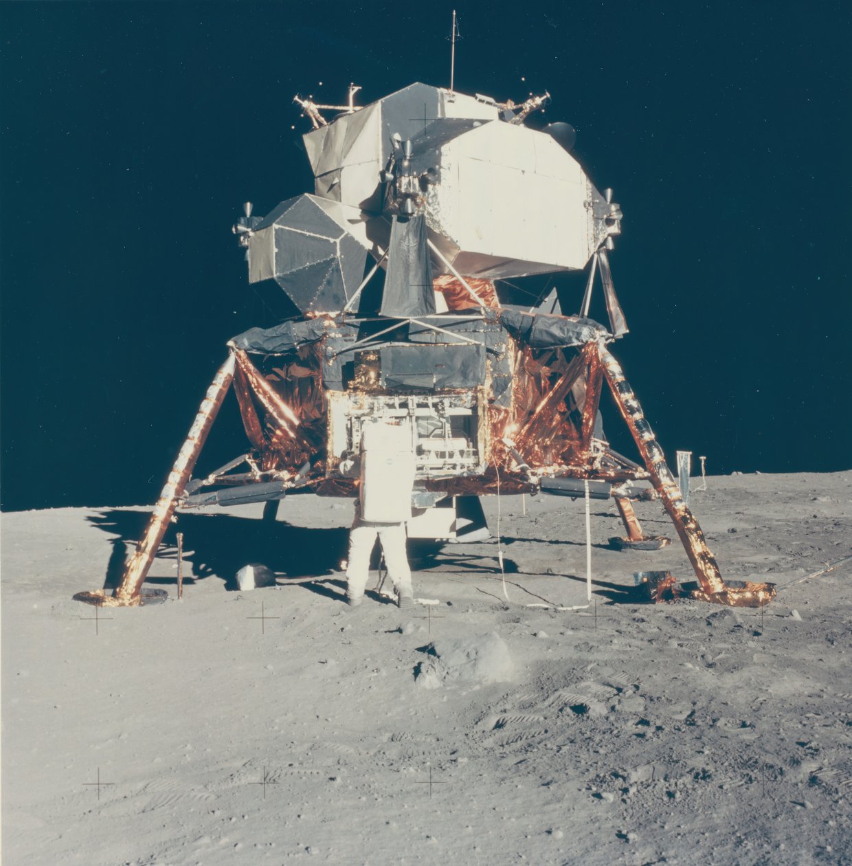 Buzz Aldrin z modułem księżycowym Apollo 11 na Księżycu, 1969. autorstwa Neil Armstrong