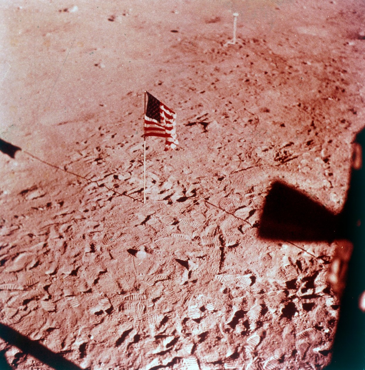 Flaga USA na Księżycu, misja Apollo 11, lipiec 1969. autorstwa Neil Armstrong
