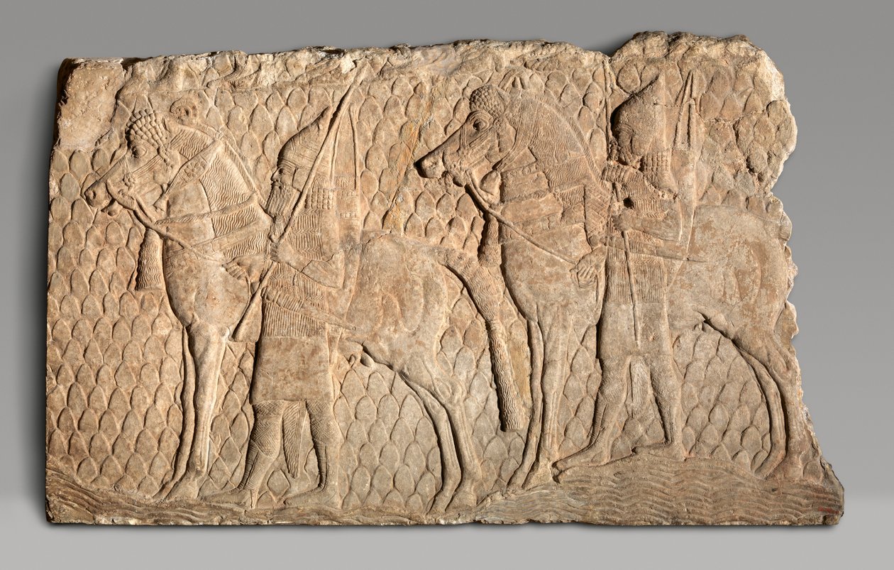 Fragment płaskorzeźby: kawalerzyści wzdłuż strumienia w górzystym terenie, ok. 704–681 p.n.e. (alabaster gipsowy) autorstwa Neo Assyrian