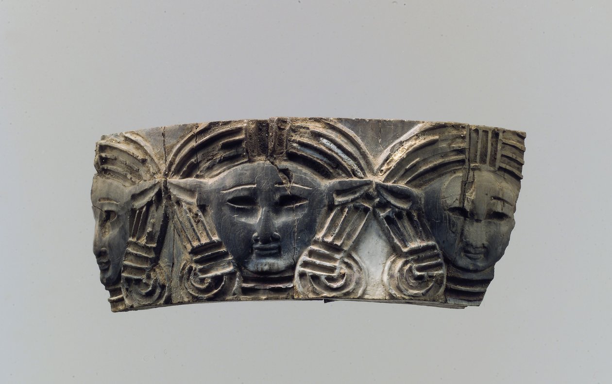 Meble Cloisonné lub plakietka na pudełko na kosmetyki z trzema przednimi głowicami, ok. VIII–VII w. p.n.e. (kość słoniowa) autorstwa Neo Assyrian