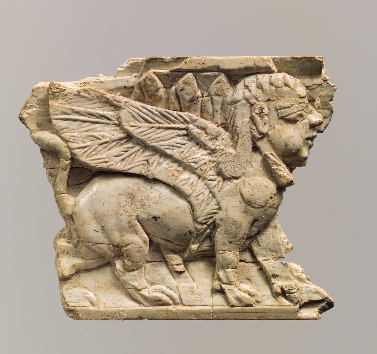 Plakietka meblowa wyrzeźbiona w reliefie ze sfinksem, ok. IX-VIII w. p.n.e. (kość słoniowa) autorstwa Neo Assyrian