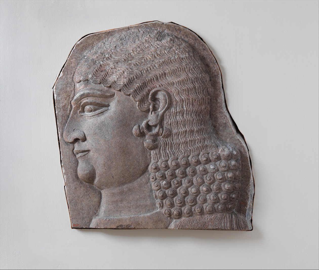 Głowa królewskiego sługi bez brody, prawdopodobnie eunucha, ok. 721-05 p.n.e. (alabaster gipsowy) autorstwa Neo Assyrian Neo Assyrian