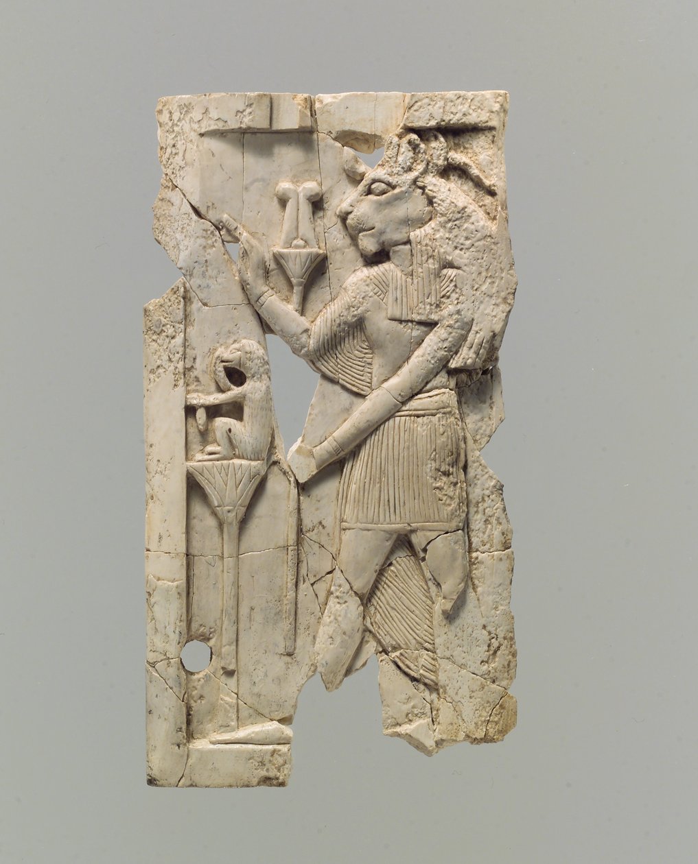 Wyrzeźbiona płaskorzeźba plakietka meblowa z postacią z głową lwa, ok. VIII–VII w. p.n.e. (kość słoniowa) autorstwa Neo Assyrian
