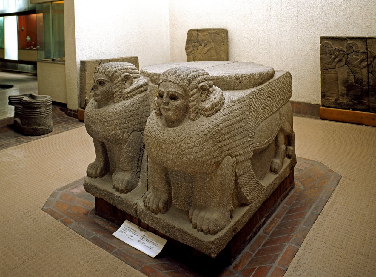 Art neo hittite: podstawa kolumny w bazaltowym dekorze sfinksa. ze strony Samal (obecnie Sam
