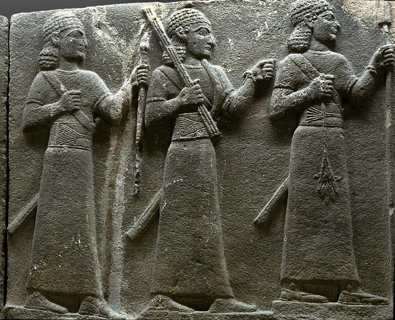 Relief przedstawiający hetyckich urzędników sądowych, z kamienia tureckiego autorstwa Neo Hittite