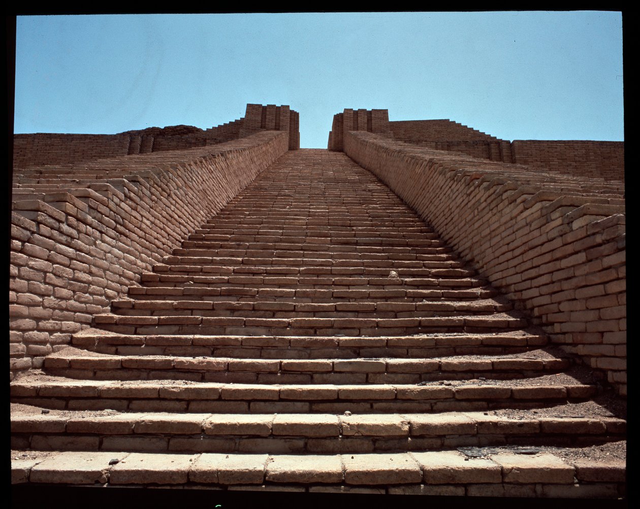 Widok klatki schodowej zrekonstruowanego zigguratu, 2050 pne autorstwa Neo Sumerian