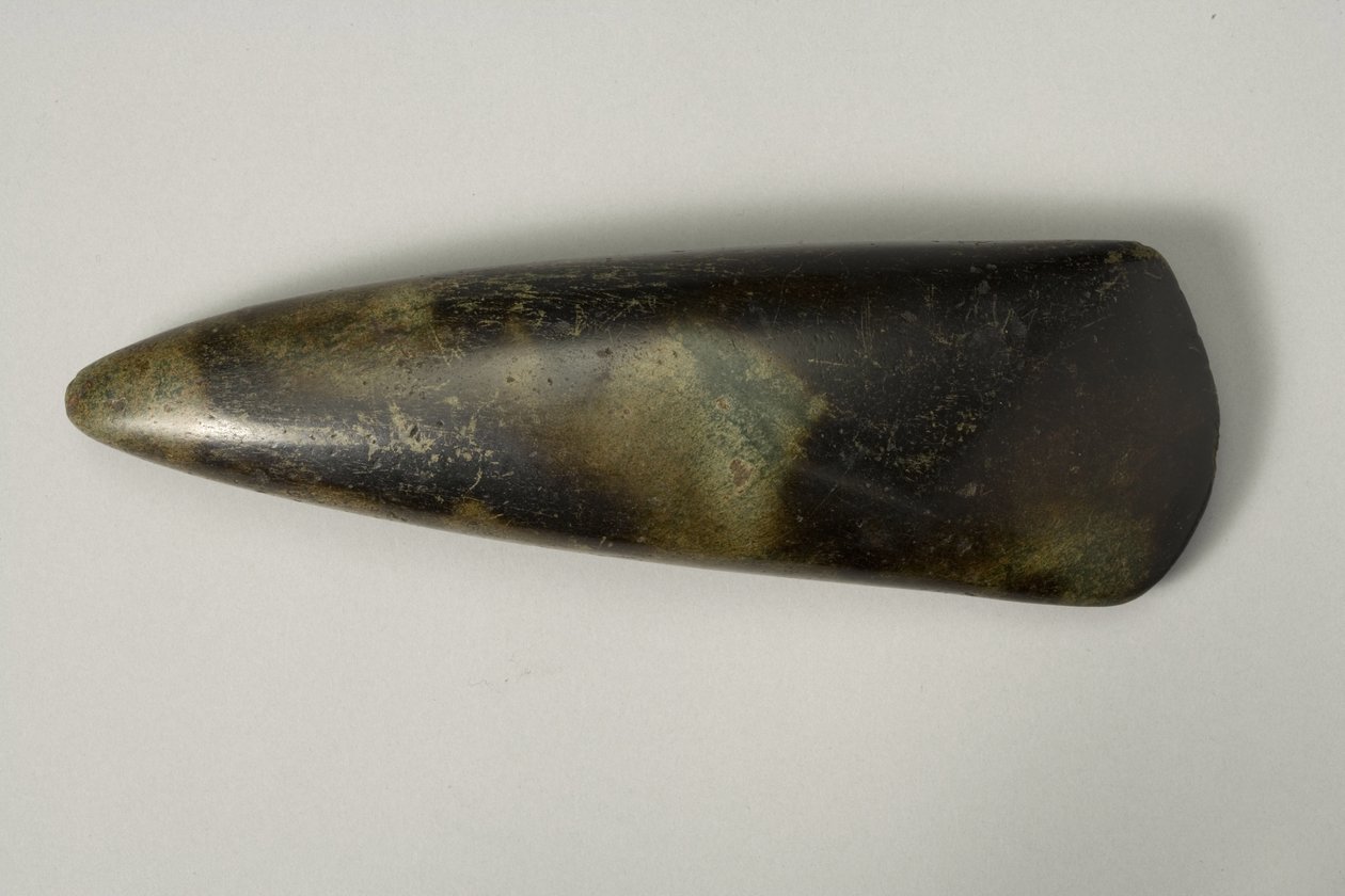 Głownia topora, III tysiąclecie p.n.e. (polerowany ciemnozielony kamień) autorstwa Neolithic