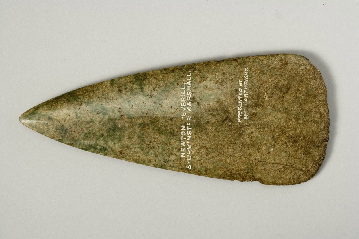 Siekiera, 4500-2500 pne (polerowany zielony kamień) (patrz 270531 dla recto) autorstwa Neolithic