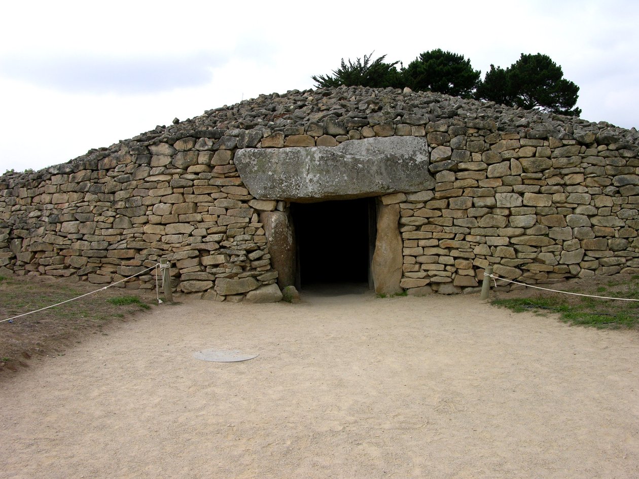 Wejście do grobu korytarzowego, odkryte 1825 autorstwa Neolithic