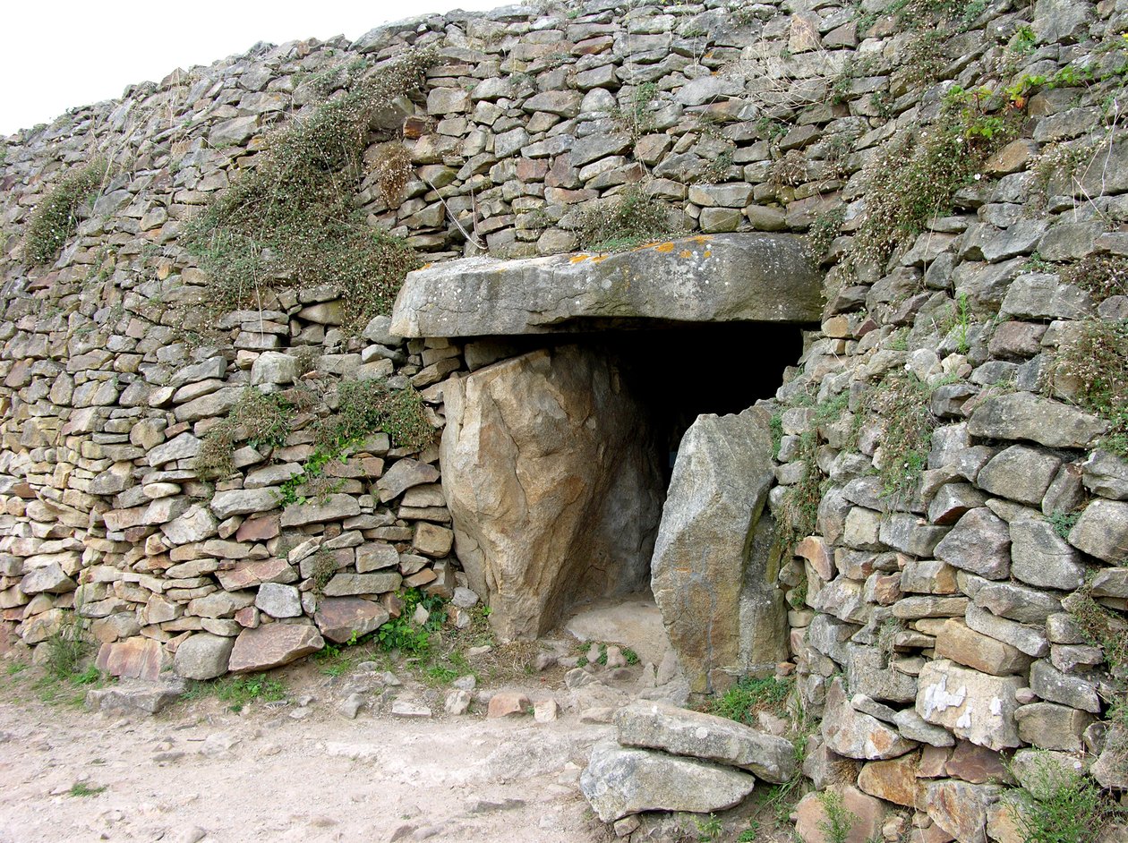 Wejście do grobu przejazdowego, odkryte w 1825 r. autorstwa Neolithic