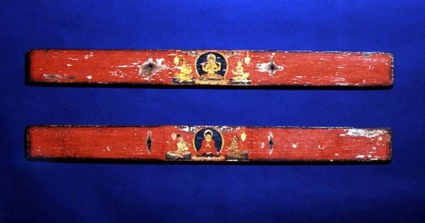 Okładki Sutr przedstawiające siedzącego Bodhisattwę (Prajnaparamita) (u góry) i Buddę otoczonego mandorlą (poniżej), ok. 1100 (drewno polichromowane i atrament na liściach palmowych) (szczegóły patrz 114239) autorstwa Nepalese School