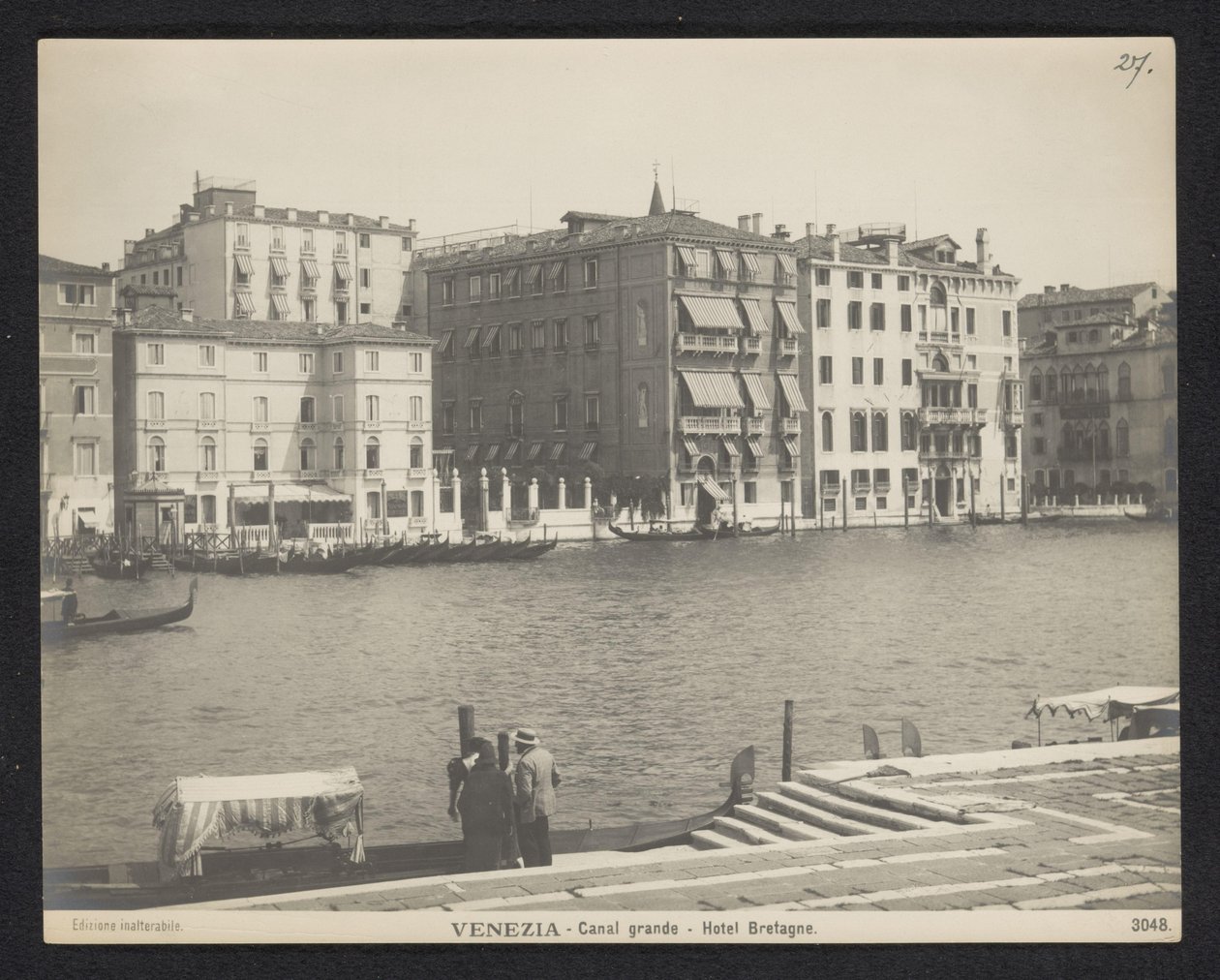 Na zewnątrz hotelu Bretagne w Wenecji? Wenecja - Canal Grande - Hotel Brittany (tytuł na obiekcie) autorstwa Neue Photographische Gesellschaft