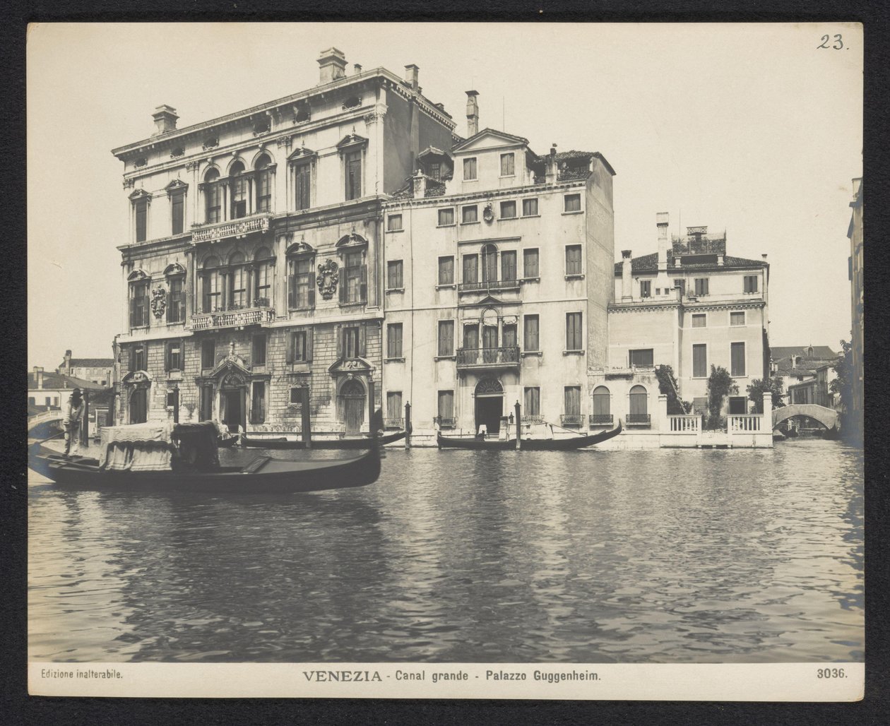 Na zewnątrz Palazzo Guggenheim w Wenecji Wenecja - Canal Grande - Palazzo Guggenheim (tytuł na obiekcie) autorstwa Neue Photographische Gesellschaft