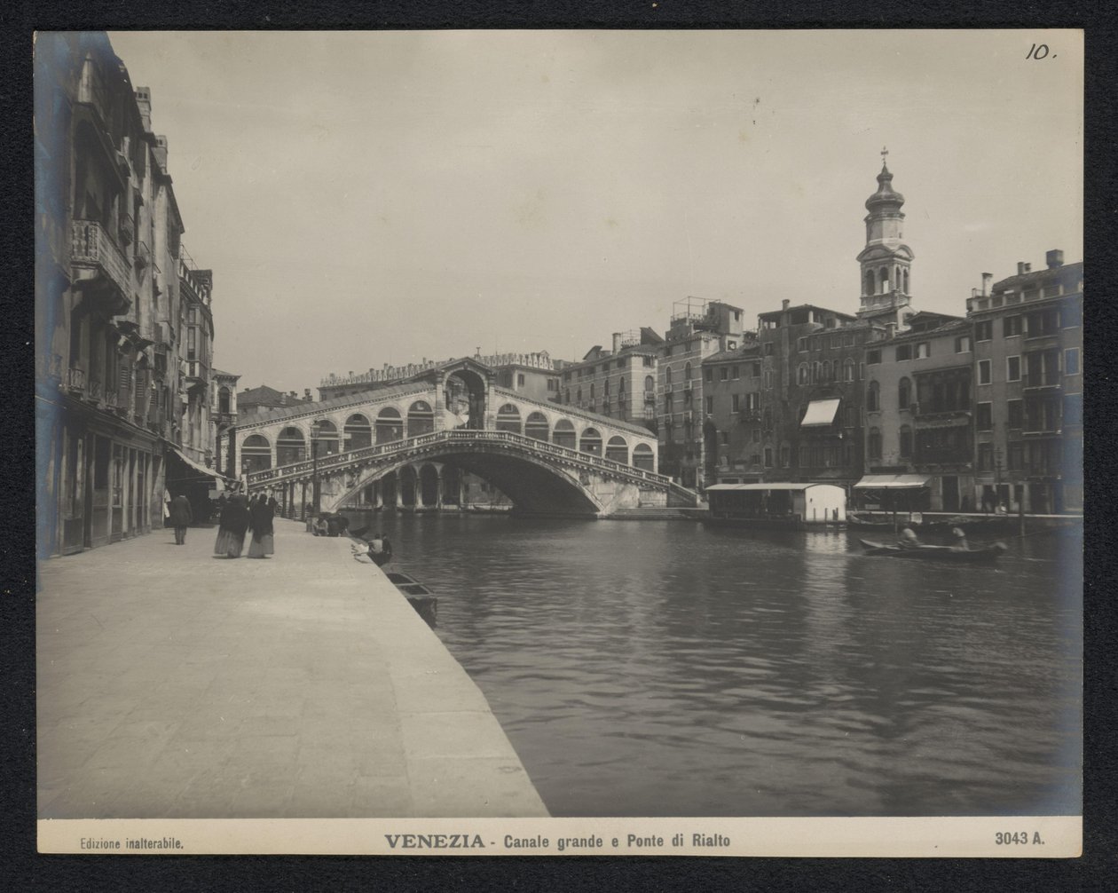 Widok na most Rialto w Wenecji Wenecja - Canale grande e Ponte di Rialto (tytuł na obiekcie) autorstwa Neue Photographische Gesellschaft