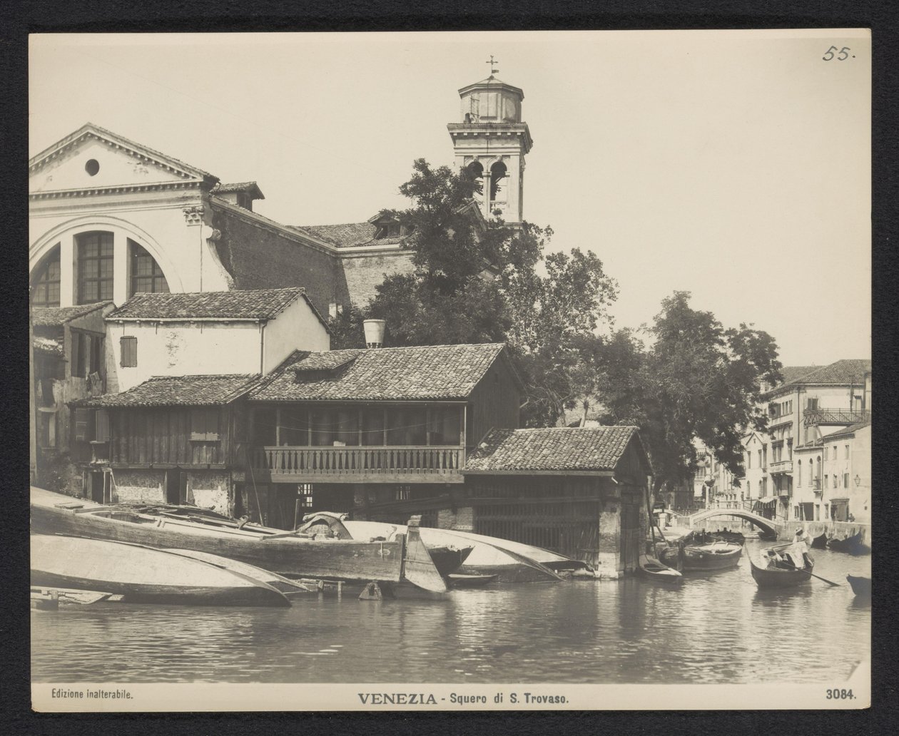 Widok warsztatu gondoli na Squero di San Trovaso w Wenecji Venezia - Squero di S. Trovaso (tytuł na obiekcie) autorstwa Neue Photographische Gesellschaft