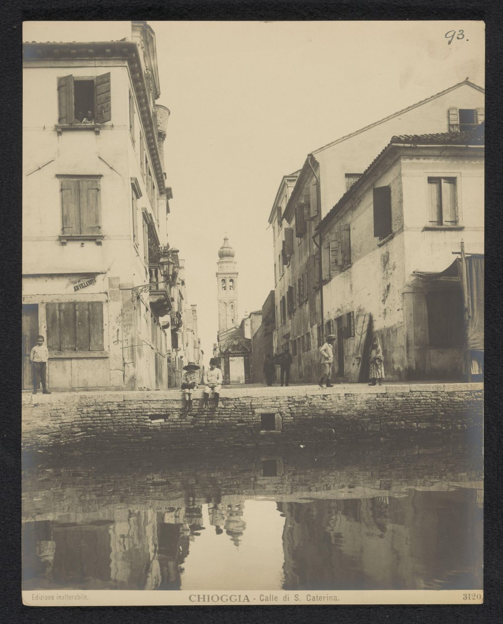 Widok na nabrzeże w Chioggia Chioggia - Calle di S. Caterina (tytuł na obiekcie) autorstwa Neue Photographische Gesellschaft