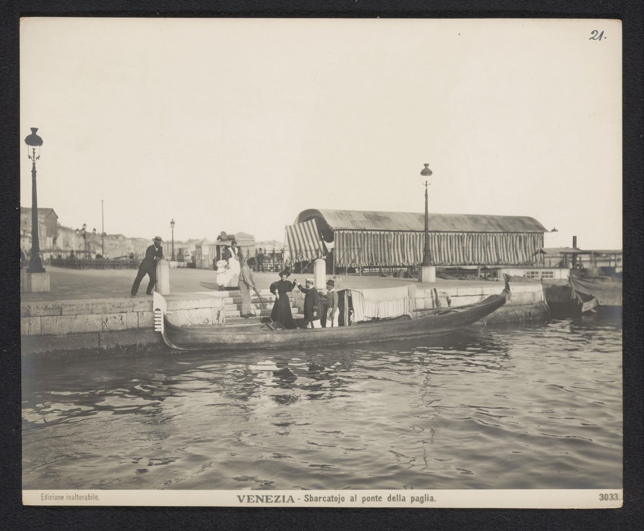Gondola wzdłuż molo przy Ponte della Paglia w Wenecji Wenecja - Sbarcatojo al ponte della paglia (tytuł na obiekcie) autorstwa Neue Photographische Gesellschaft