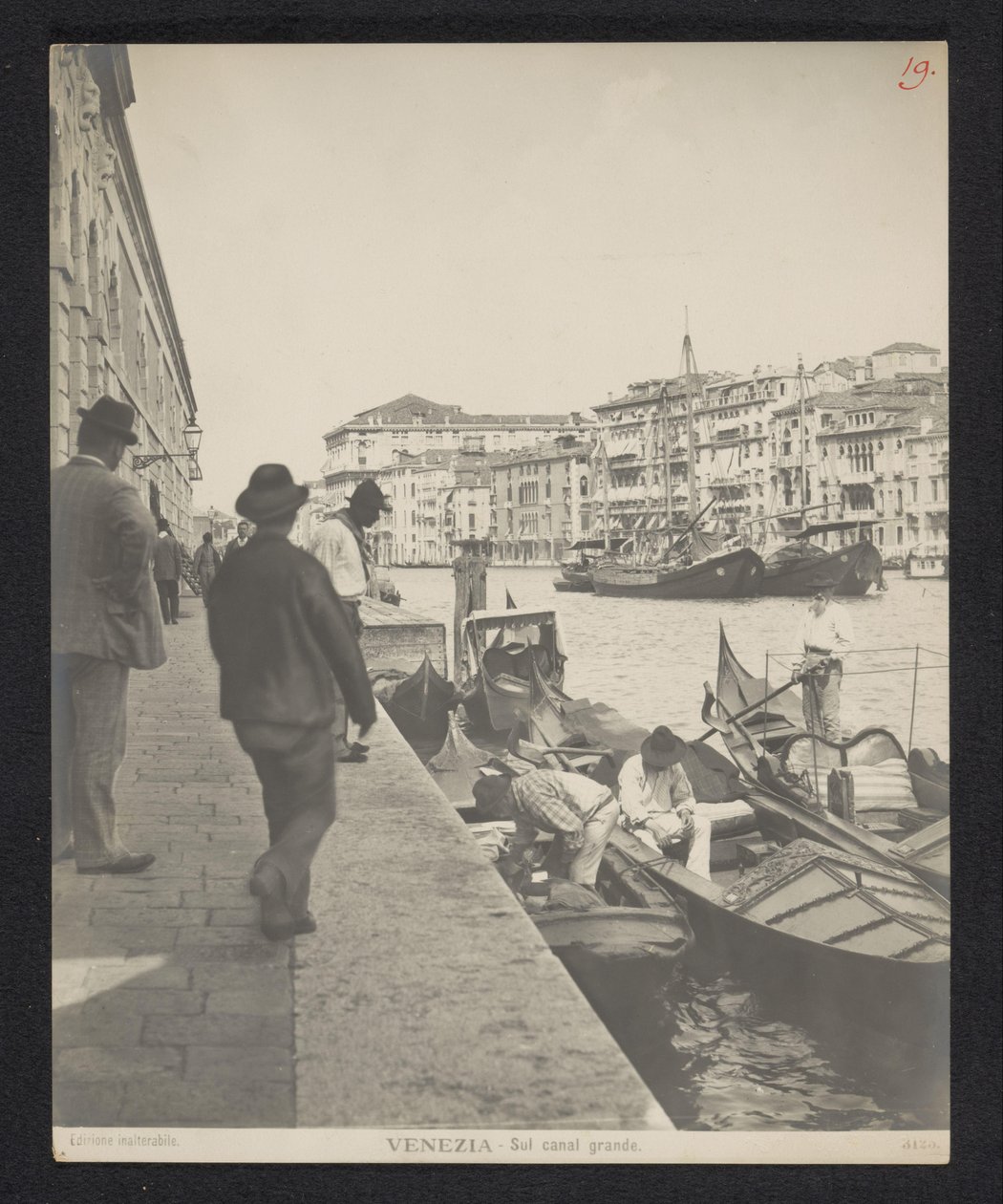 Gondole wzdłuż Canale Grande w Wenecji Wenecja - Sul canal grande (tytuł na obiekcie) autorstwa Neue Photographische Gesellschaft
