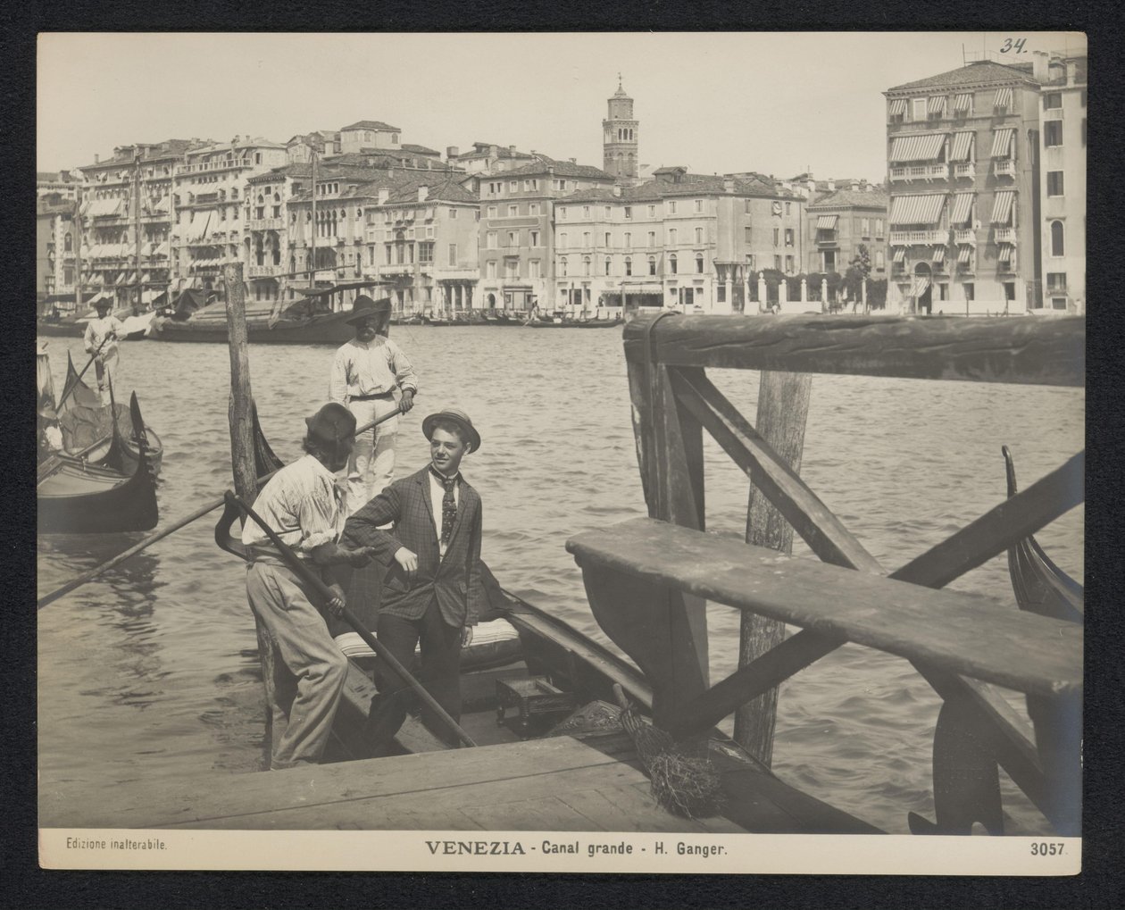 Młody mężczyzna na gondoli w Wenecji Venezia - Canal Grande - H. Ganger (tytuł na obiekcie) autorstwa Neue Photographische Gesellschaft