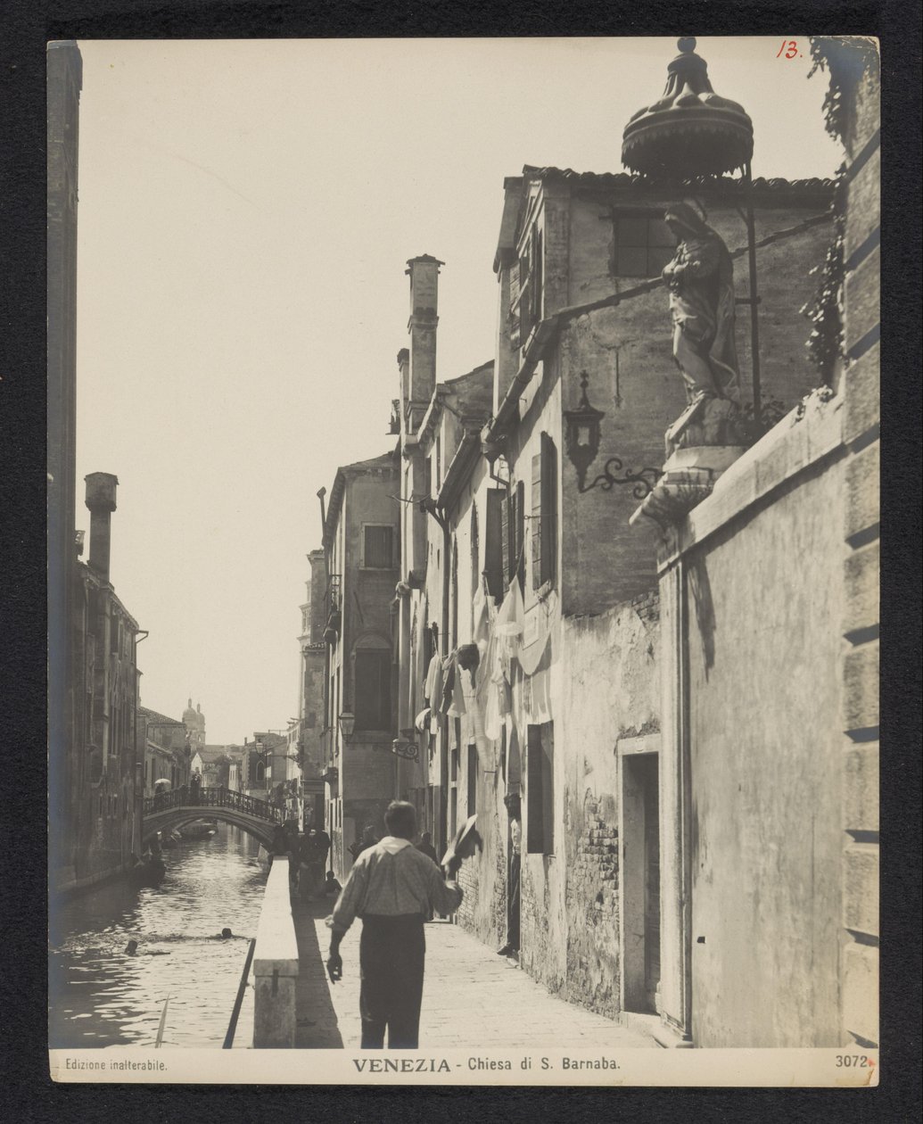 Kade langs de Chiesa di San Barnaba te Venetië Wenecja - Kościół S. Barnaba (tytuł na obiekcie) autorstwa Neue Photographische Gesellschaft