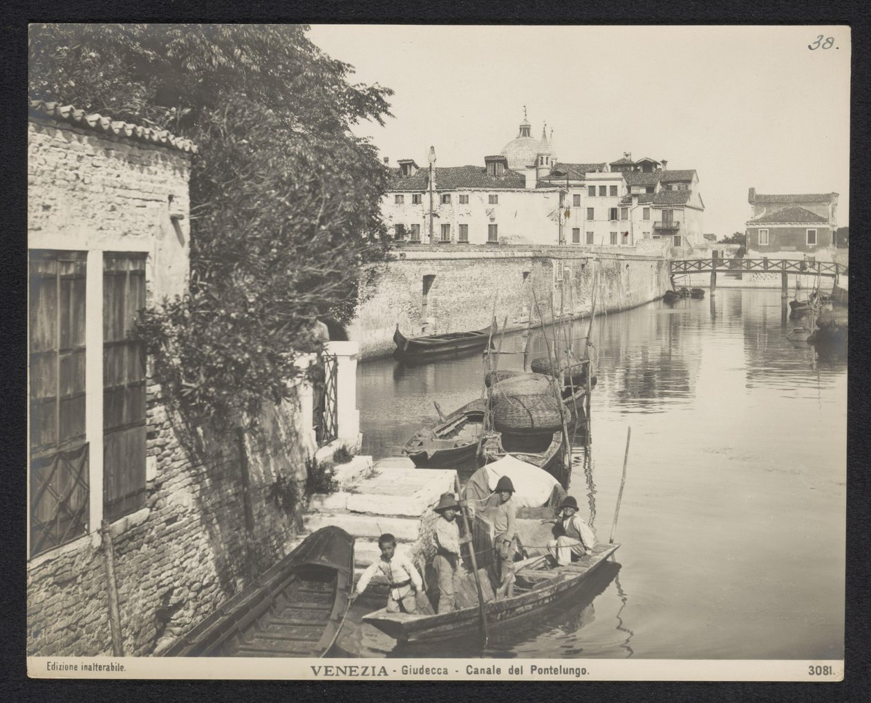 Kanaal te Venetië Wenecja - Giudecca - Kanał Pontelungo (tytuł na obiekcie) autorstwa Neue Photographische Gesellschaft