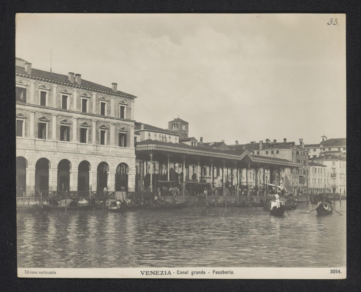 Zadaszony targ rybny w Wenecji Wenecja - Canal Grande - Pescheria (tytuł na obiekcie) autorstwa Neue Photographische Gesellschaft