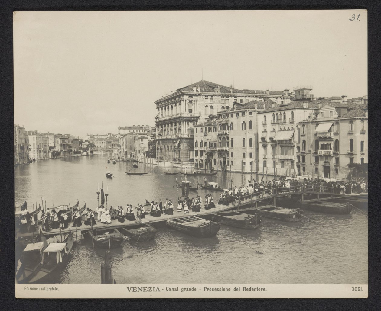 Procesja przez most pontonowy na Canale Grande w Wenecji podczas Festa del Redentore Wenecja - Canal Grande - Processione del Redentore (tytuł na obiekcie) autorstwa Neue Photographische Gesellschaft