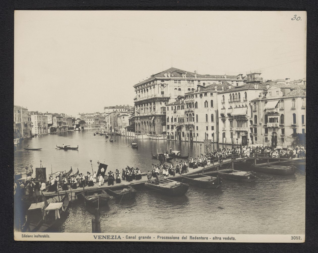Procesja przez most pontonowy na Canale Grande w Wenecji podczas Festa del Redentore Wenecja - Canal Grande - Processione del Redentore - altra veduta (tytuł na obiekcie) autorstwa Neue Photographische Gesellschaft