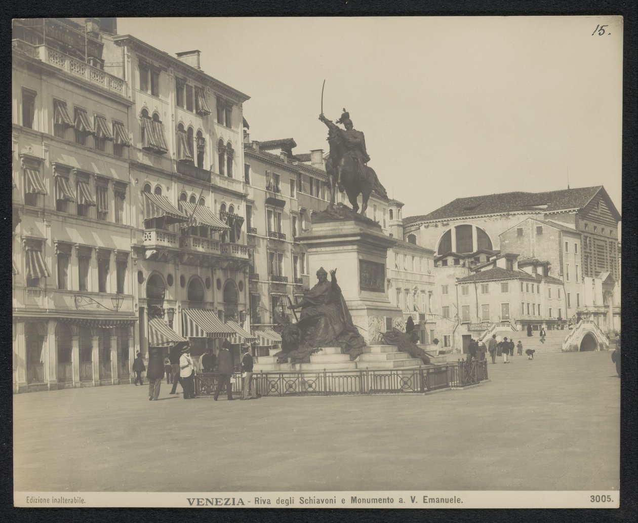 Riva degli Schiavoni te Venetië, met een ruiter standbeeld van Victor Emmanuel II van Italië Wenecja - Riva degli Schiavoni i pomnik. V. Emanuele (tytuł na obiekcie) autorstwa Neue Photographische Gesellschaft